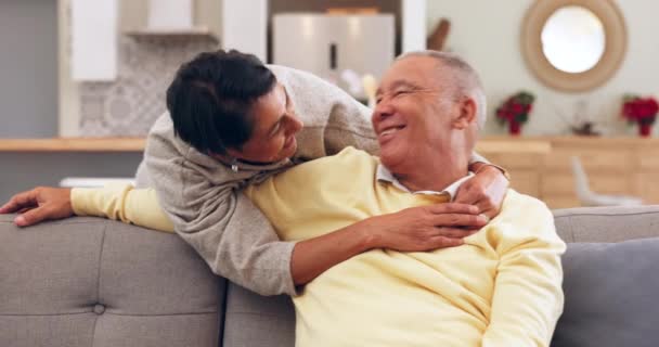 Senior Par Kramme Sofa Griner Sammen Tegneserie Sjov Eller Komedie – Stock-video