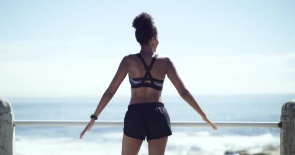 Fitness Otevřené Paže Záda Ženy Oceánu Volností Pro Cvičení Trénink — Stock video