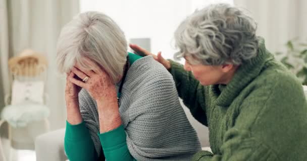 悲しみ 高齢の女性は 自宅のリビングルームで喪失 悲しみ またはうつ病のために泣いています メンタルヘルス 高齢女性は 退職後の家での癌の同情で彼女の友人を慰めます — ストック動画