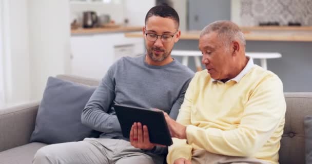 Tablette Conversation Homme Avec Son Père Aîné Sur Canapé Réseautage — Video