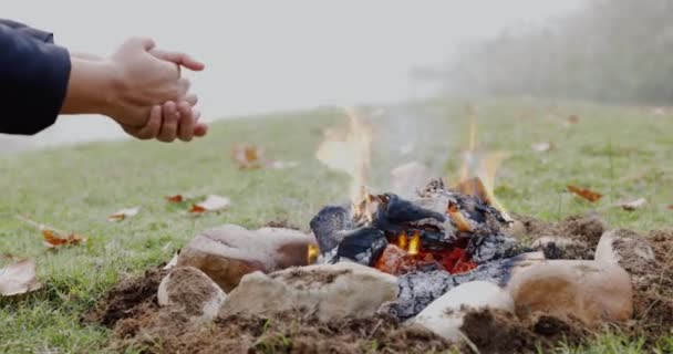 Στρατόπεδο Φωτιά Και Ζεστά Χέρια Στη Φύση Για Χαλαρώσετε Στην — Αρχείο Βίντεο
