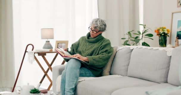 老年妇女 沙发和读物在客厅里的故事 小说和知识 老年女性在休息室看书放松身心 享受退休假期 文学或在家里沙发上享受的业余生活 — 图库视频影像