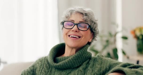 Yüz Yaşlı Kadın Bir Kanepede Gözlüklerle Rahatlıkla Mutluluk Emeklilik Konforla — Stok video