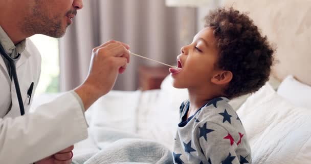 ベッド スワブ 病気の子供 舌または唾液をインフルエンザ コビド19または発熱の症状でチェックしてください ベッドルームオーラルテスト キッズメディカルテスト ヘルスケア担当者分析 — ストック動画