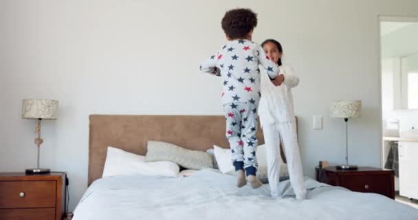가을과 침실에서 아이들과 일어나 에너지 행복과 자유와 놀라운 가정에서 침대에 — 비디오