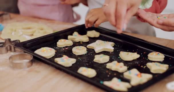 厨房的手 饼干或孩子装饰 烘焙或准备甜点 糖果或糖果与彩虹洒水 儿童发展 密切家长帮助或幼儿学习家庭烹调技巧 — 图库视频影像
