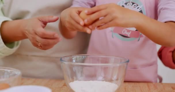 鸡蛋和手的孩子烘焙甜点 小麦粉或帮助准备食物配料 零食和与父母的粘合 厨房厨师 特写镜头碗和幼儿在家学习烹调技巧 — 图库视频影像
