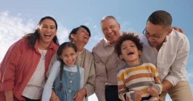 Aile, yüz ve mutlu kahkahalar, tatilde mavi gökyüzü ve gülümseme ile bağlanma. Büyükbabalar, çocuklar ve ebeveynler dışarıda tatildeler. Yaşlılar ve çocuklarla birlikte..