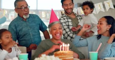 Doğum günü partisi, alkış ve hayattaki dönüm noktasını kutlamak için ailesiyle birlikte evde olan son sınıf öğrencisi bir kadın. Çocuklar, ebeveynler ve büyükannelerini kutlamak için bir evde pasta olan büyük ebeveynler..