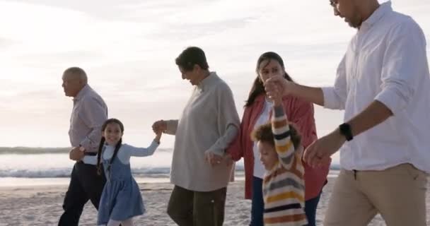 Пляж Дети Счастливая Семья Держащиеся Руки Веселого Отдыха Отпуска Приключения — стоковое видео