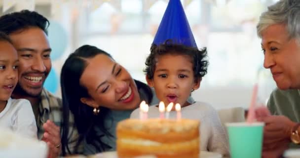 Kinderen Blaas Kaarsen Familie Voor Verjaardagsfeest Klappen Proost Opgewonden Thuis — Stockvideo
