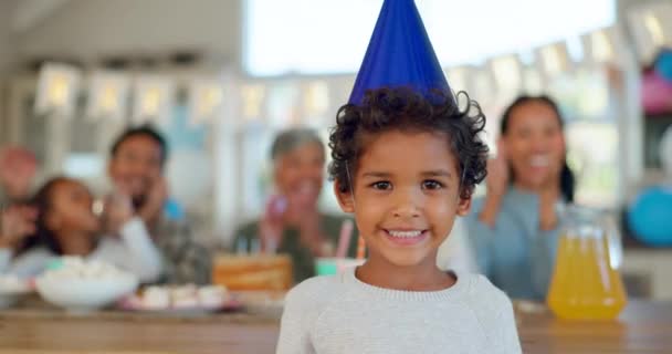 Happy Gezicht Kind Met Verjaardagsfeestje Feest Opgewonden Familie Applaus Voor — Stockvideo