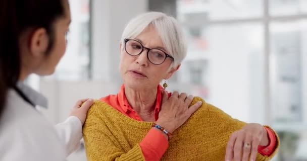 Ärzte Schulterschmerzen Und Eine Seniorin Mit Ihrem Arzt Krankenhaus Die — Stockvideo