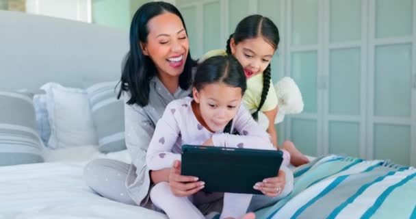 Tablet Lustig Und Mutter Mit Kindern Schlafzimmer Bindung Oder Streaming — Stockvideo