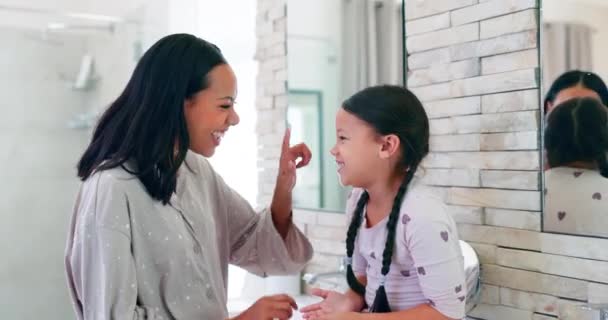 Familie Room Moeder Met Meisje Badkamer Voor Huidverzorging Wellness Hygiëne — Stockvideo