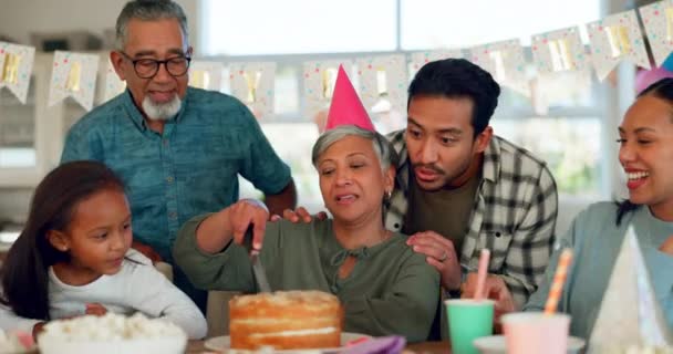 Geburtstag Party Und Eine Seniorin Mit Ihrer Familie Hause Gemeinsam — Stockvideo