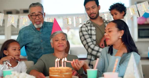 派对和一个老妇人和她的家人一起在家里鼓掌庆祝一个具有里程碑意义的生活事件 父母和祖父母带着蛋糕在房子里庆祝一位老奶奶 — 图库视频影像