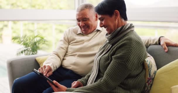 Nyheder Senior Par Med Tablet Sofaen Til Sociale Medier App – Stock-video