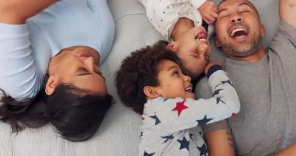 Powyżej Zabawny Rodziny Łóżku Łaskotanie Miłość Komedia Rano Szczęśliwy Śmiech — Wideo stockowe