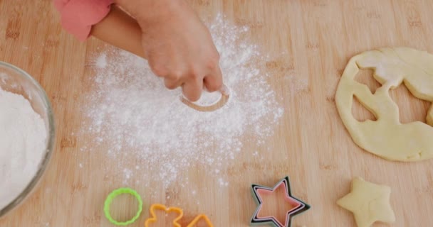在家里做饭甜点时 面粉和手在厨房桌子或柜台上烘焙形状的爱情符号或标志 学习和家长帮助或教孩子从上而下做饼干 — 图库视频影像