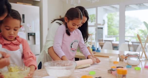 Uczenie Się Matka Dzieci Pieczenia Rodzicami Kuchni Domowej Licznik Razem — Wideo stockowe
