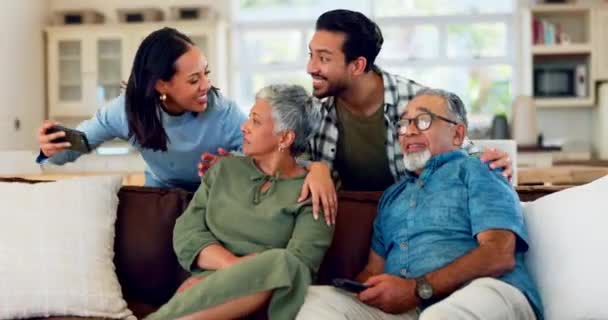 Family Selfie Senior Couple Relax Sofa Bond Enjoy Weekend Together — Stock Video