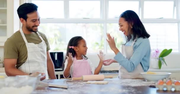 在厨房和家人一起做饭 吃早餐 吃饼干 与父母和女孩一起在家里为教学 健康和健康烘焙 支持和庆祝 — 图库视频影像
