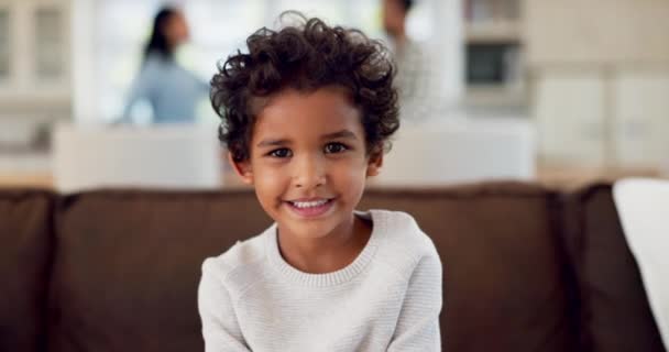 Обличчя Посмішка Хлопчик Дитина Дивані Грайливі Милі Батьками Їхньому Будинку — стокове відео