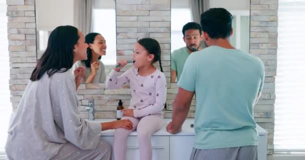 Gelukkig Familie Tanden Poetsen Badkamer Voor Het Onderwijs Huis Met — Stockvideo