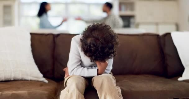 Divórcio Estresse Menino Com Pais Brigando Casa Durante Problemas Conjugais — Vídeo de Stock