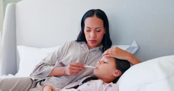 Termometr Chory Matka Pomóc Dziewczynie Lub Przetestować Grypę Łóżku Sypialni — Wideo stockowe