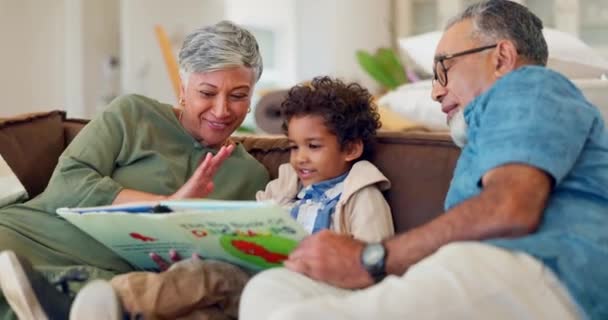 Büyük Anne Baba Çocuk Beşlik Oturma Odasında Kitap Okumak Öğrenmek — Stok video