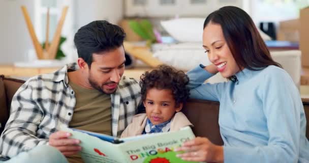 Πατέρας Μητέρα Και Χαρούμενο Παιδί Διαβάζουν Βιβλία Στο Σαλόνι Για — Αρχείο Βίντεο