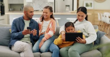 Aileler, kız çocuklarıyla evdeki oturma odasındaki bir kanepede teknoloji üzerinde iletişim kuruyorlar. Bağlanma, sevgi ve genç anne ve baba çocuklarıyla cep telefonuna ve dijital tablete göz atıyorlar.