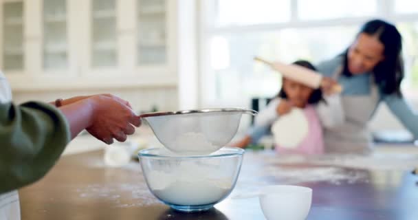 Close Peneira Farinha Mãos Assando Cozinha Com Família Juntos Para — Vídeo de Stock