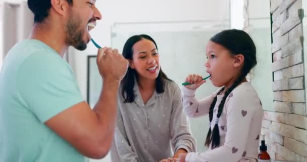 Μπάνιο Γονείς Και Διδάξει Ένα Παιδί Για Βούρτσισμα Των Δοντιών — Αρχείο Βίντεο