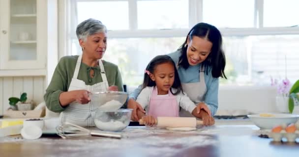 Aile Ebeveynler Kız Mutfakta Öğle Yemeği Kahvaltı Birlikte Yemek Hazırlıyorlar — Stok video