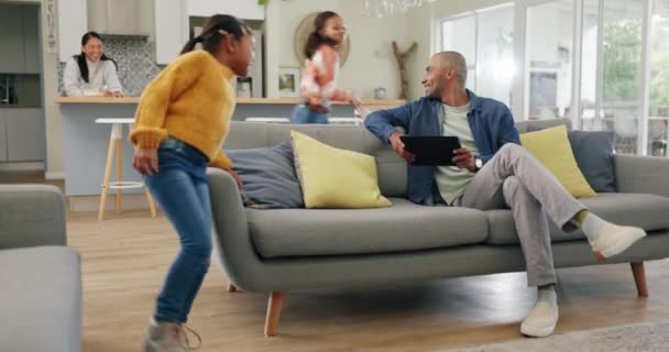 Tablet Aile Çocuklar Birlikte Oturma Odasındaki Kanepeye Koşuyorlar Teknoloji Çocuklar — Stok video