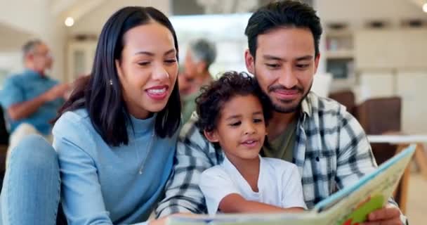 Щасливий Батько Мама Дитина Читають Книгу Вдома Навчання Розвитку Мови — стокове відео
