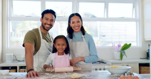 和家人一起在厨房里帮忙做饭 吃早餐和烘焙 支持和饼干 与家长和女孩在家里合影 共同促进教学 健康和健康 — 图库视频影像