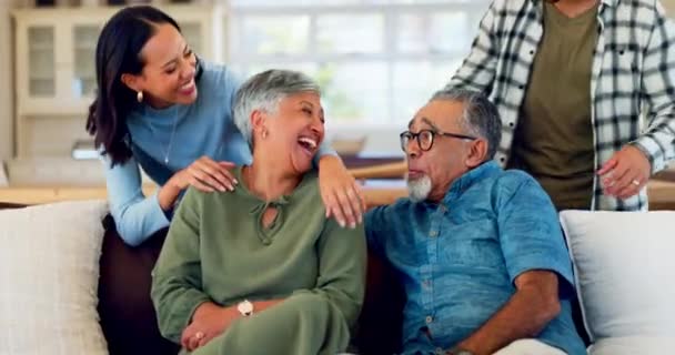 Αγκαλιά Πρόσωπο Και Άτομα Τους Ηλικιωμένους Γονείς Τους Χαλαρώνουν Δένουν — Αρχείο Βίντεο