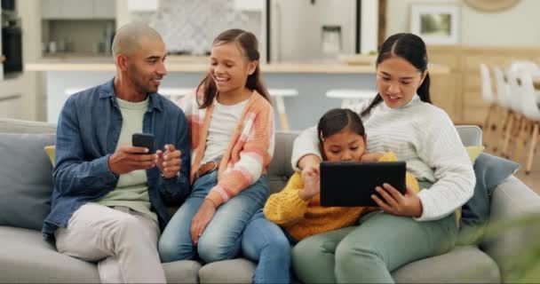 Los Padres Relacionan Con Sus Hijas Una Tecnología Sofá Sala — Vídeos de Stock