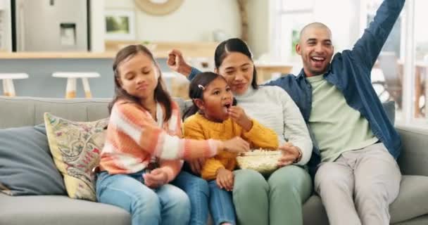 Zwycięzca Święto Popcorn Rodziną Oglądającą Razem Telewizję Kanapie Salonie Dzieci — Wideo stockowe