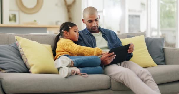 Aplicación Tableta Juegos Padre Con Hija Sofá Sala Estar Casa — Vídeos de Stock