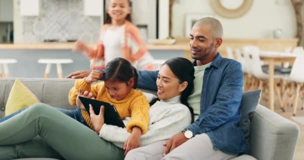 Casa Famiglia Divano Genitori Streaming Tablet Con Bambini Che Guardano — Video Stock