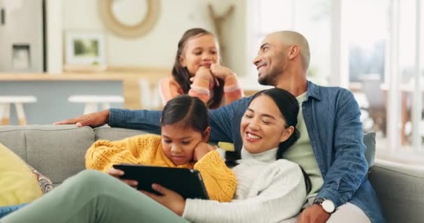 快乐的家庭 沙发和孩子们与父母一起在平板电脑上观看在线订阅的节目或电影 孩子和父亲坐在沙发上观看应用程序时 网站和母亲都会放松下来 — 图库视频影像