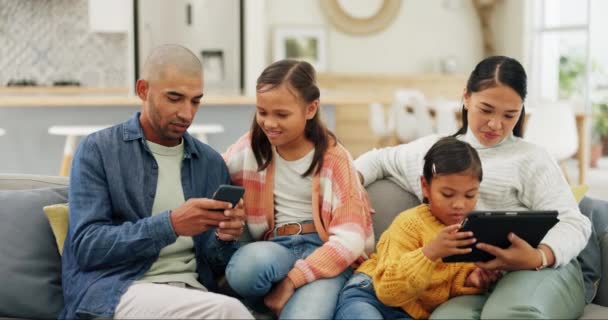 Tecnología Vinculación Padres Con Sus Hijos Sofá Para Relajarse Sala — Vídeos de Stock