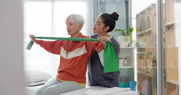 Starší Žena Cvičí Páskou Odporu Pro Fyzioterapii Sestrou Klinice Fitness — Stock video