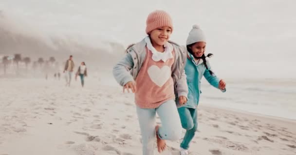 Familia Hermana Hijos Corriendo Playa Juntos Por Mañana Mientras Unen — Vídeos de Stock