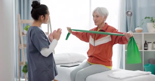 Mujer Anciana Haciendo Ejercicio Con Banda Resistencia Para Fisioterapia Con — Vídeos de Stock